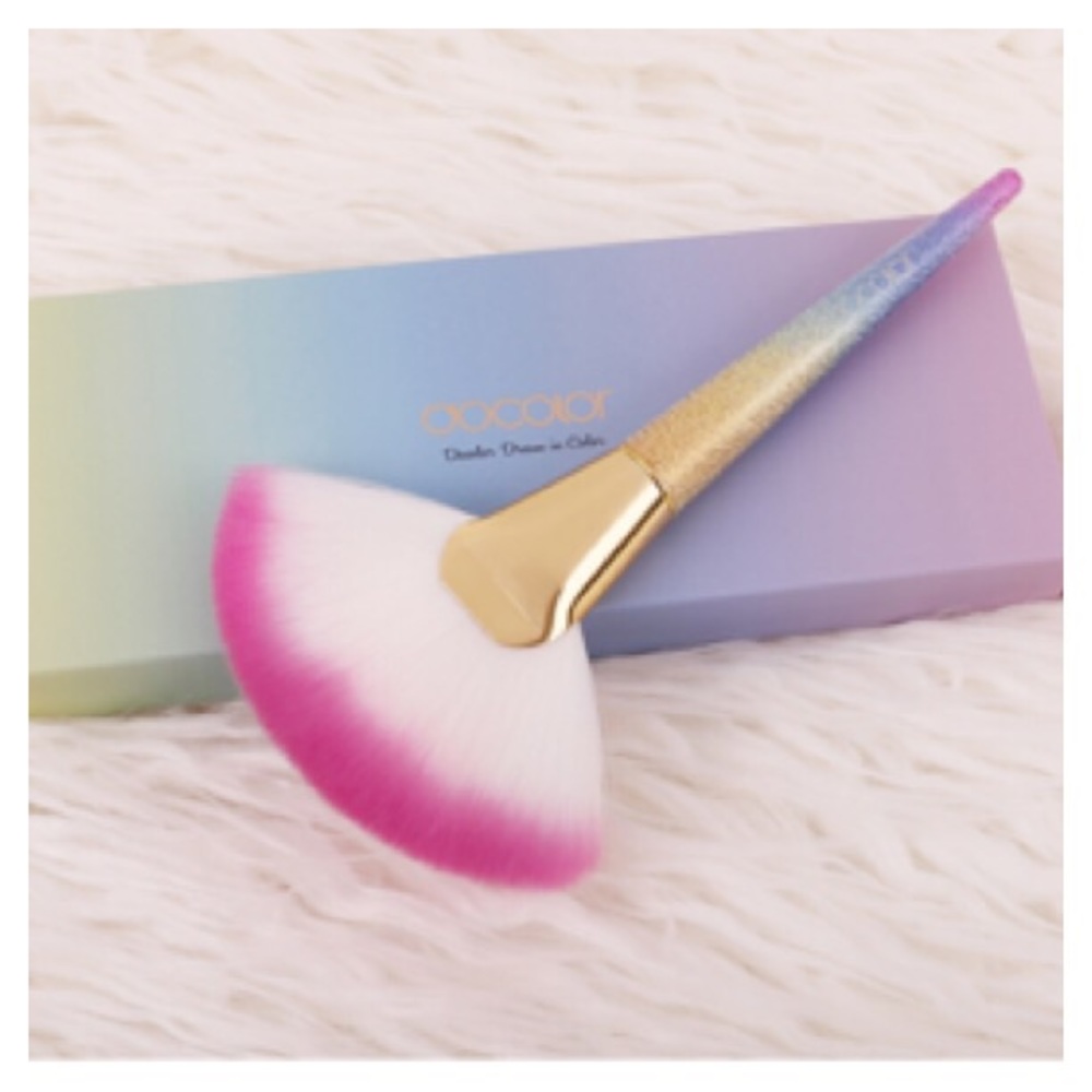 🦋NWT Boxed Ducolor Professional Rainbow Fan Brush
